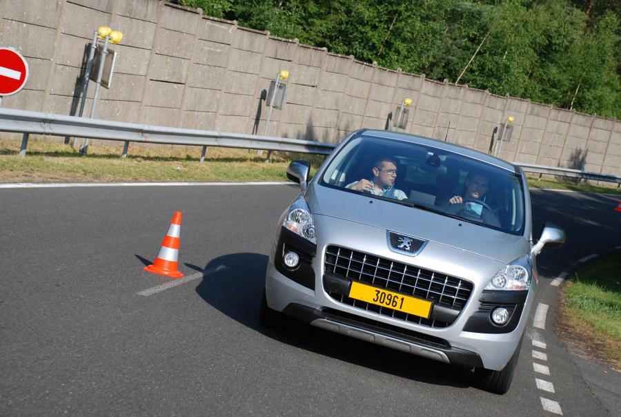  Peugeot 3008 HYbrid4 2010 года  (фото 13 из 35)